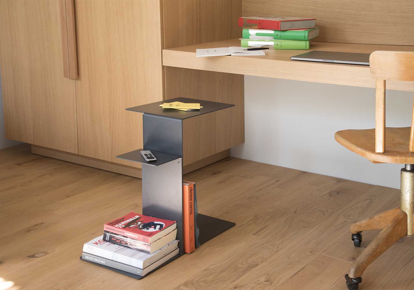 Gray side table - Paperbacks Side table - 4