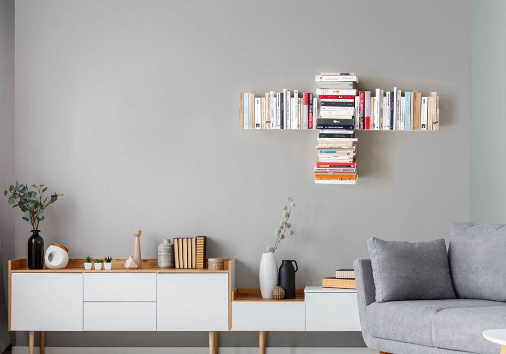 Bibliothèque murale en T design en acier blanc, étagère bibliothèque gain de place installée dans un salon modern