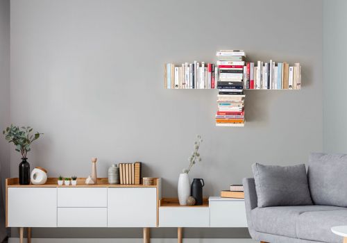 Bibliothèque murale en T design en acier blanc, étagère bibliothèque gain de place installée dans un salon modern