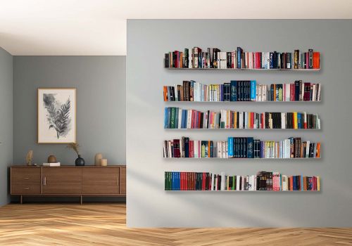 Grande bibliothèque murale blanche 60 x 15 cm, lot de 18 étagères installées dans un salon moderne avec livres rangés.