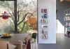 Bibliothèque murale flottante blanche dans un intérieur moderne lumineux
